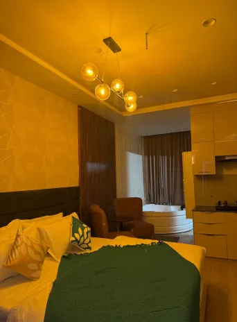 Private Jacuzzi | The Royal Studio By Cayetana